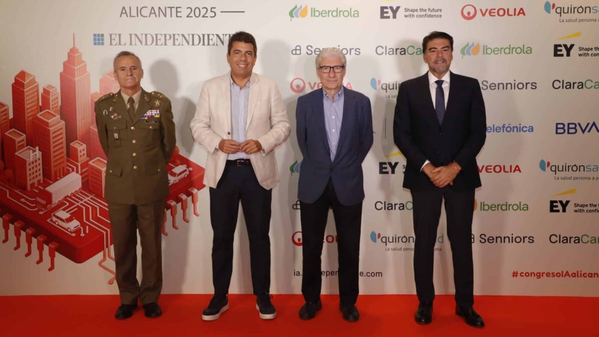 De izquierda a derecha: Guillermo Ramírez Altozano, General de división jefe de la Jefatura del Ciberespacio del Ejército de Tierra; Carlos Mazón, presidente de la Generalitat Valenciana; Casimiro García-Abadillo, director de El Independiente; y Luis Barcala, alcalde de Alicante