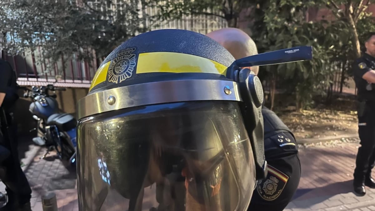 Un hombre intenta matar a un policía clavándole un cuchillo en la cabeza