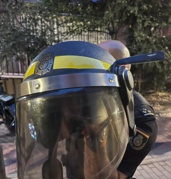 Un hombre intenta matar a un policía clavándole un cuchillo en la [...]