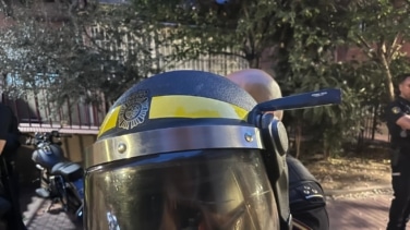 Un hombre intenta matar a un policía clavándole un cuchillo en la cabeza