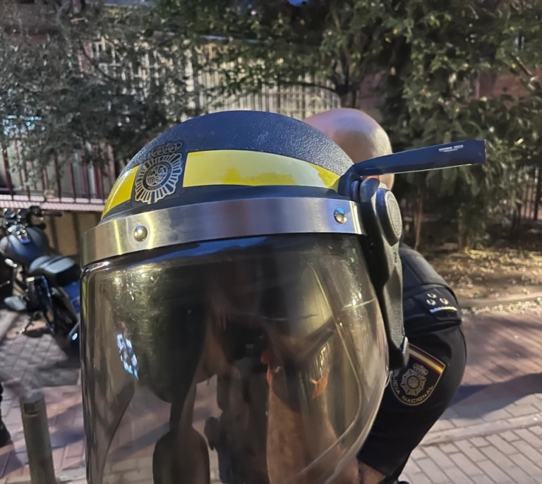 Un hombre intenta matar a un policía clavándole un cuchillo en la cabeza