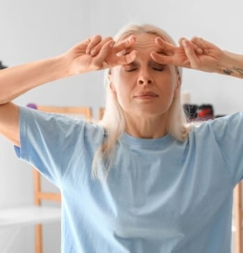 Cómo practicar yoga facial y qué beneficios apostar contra las arrugas