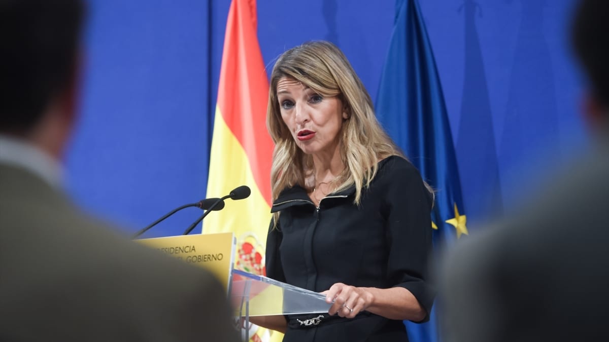 La vicepresidenta segunda del Gobierno y ministra de Trabajo, Yolanda Díaz, este miércoles en una comparecencia tras la reunión de expertos sobre el SMI, en el Ministerio de Trabajo