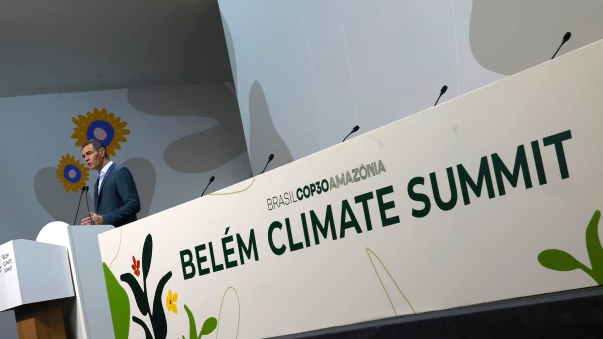AME6410. BELÉM (BRASIL), 07/11/2025.- El presidente del Gobierno de España, Pedro Sánchez, habla durante la cumbre de líderes de la COP30 este viernes, en el Centro de Convenciones Hangar en Belém (Brasil). Sánchez anunció una contribución añadida por parte de España de 45 millones de euros a la lucha contra el cambio climático y ofreció a su país para avanzar en ese camino y hacer frente al riesgo que suponen los negacionistas. EFE/ Antonio Lacerda