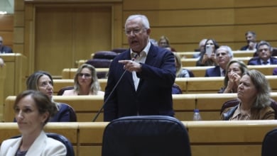 Mónica García critica a Arenas (PP) por vapear en el Senado: “Es absolutamente insólito”