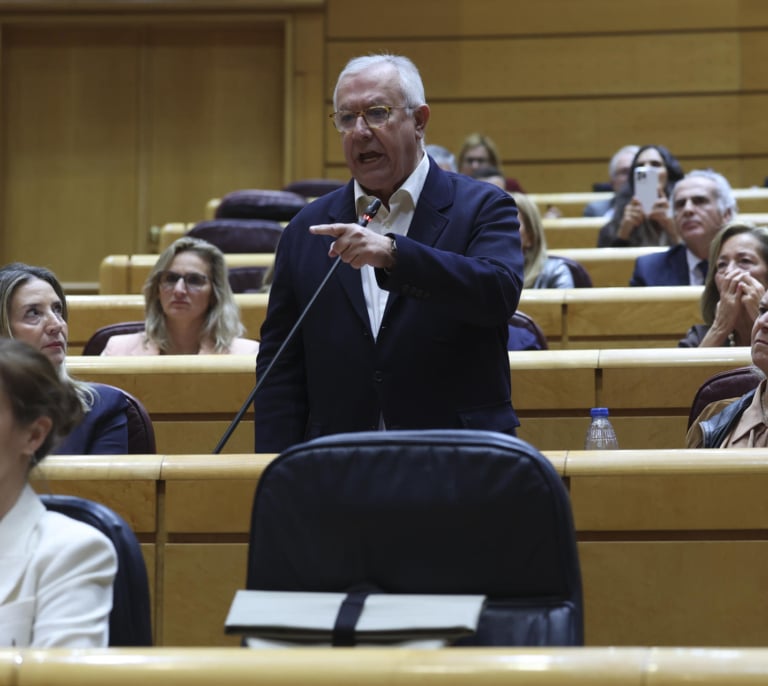 Mónica García critica a Arenas (PP) por vapear en el Senado: “Es absolutamente insólito”