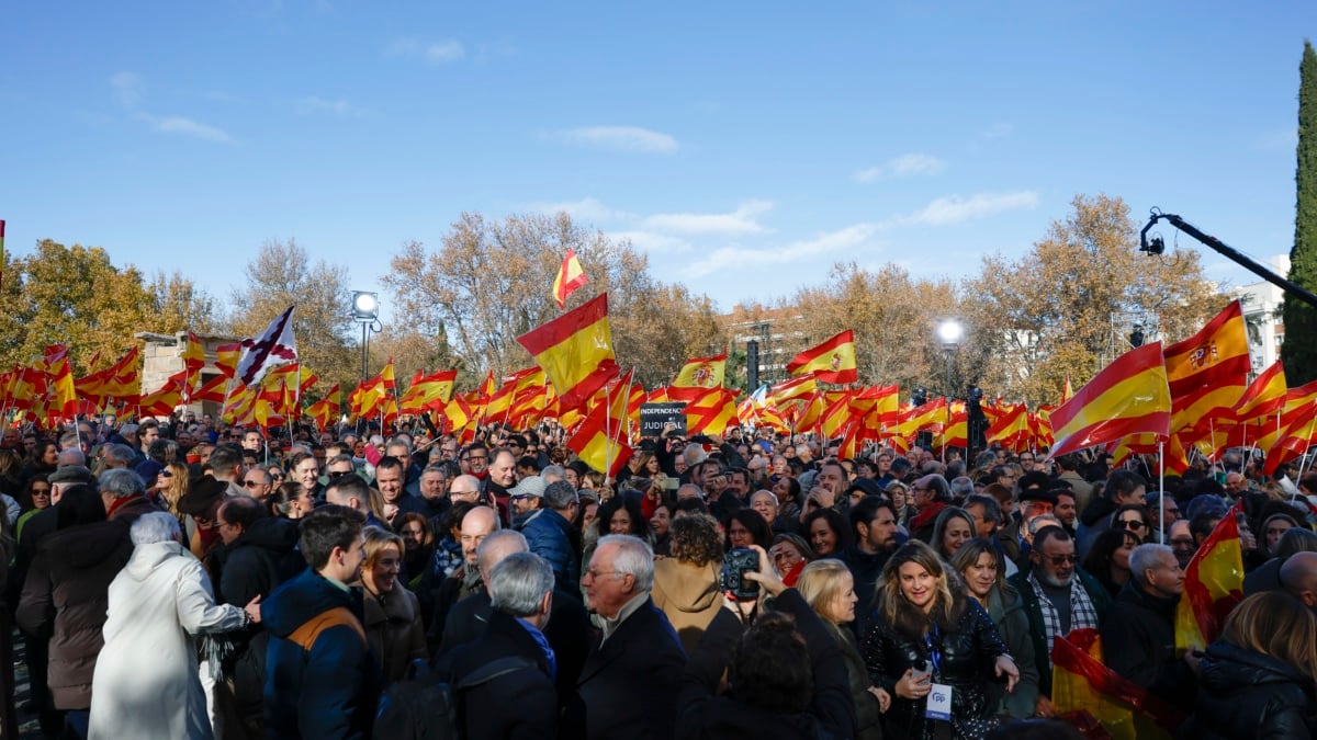 Decenas de miles de personas se concentran en Madrid para exigir a Sánchez elecciones ya
