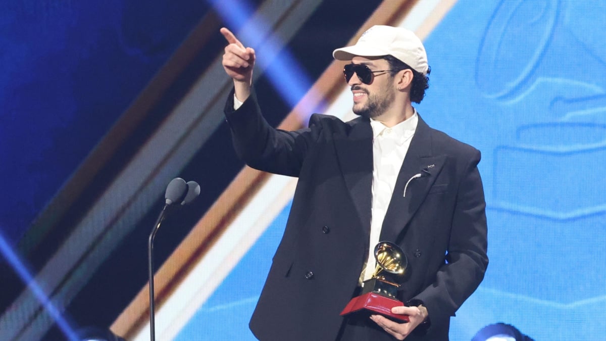El cantante puertorriqueño Bad Bunny celebra su victoria en los Latin Grammy