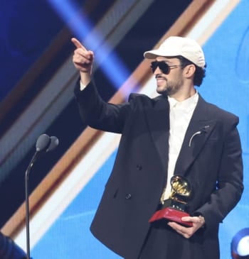 El cantante puertorriqueño Bad Bunny celebra su victoria en los Latin Grammy