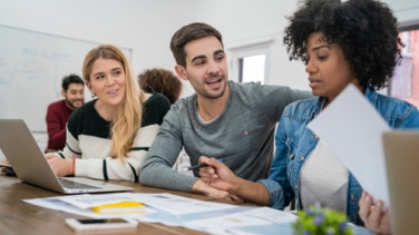 Santander apuesta por democratizar la formación con 8.000 becas para microcredenciales universitarias