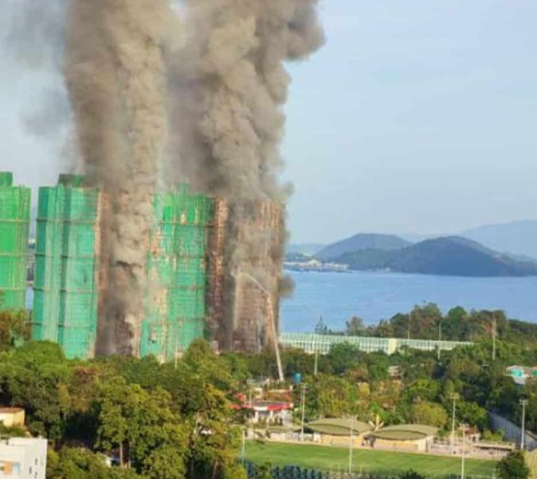 Ascienden a 128 muertos y 200 desaparecidos en el peor incendio de Hong Kong en tres décadas