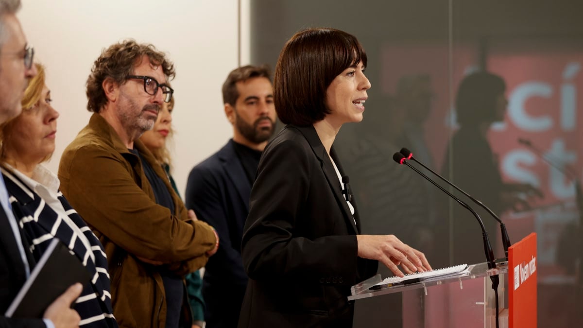 GRAFCVA167. VALENCIA, 03/11/2025.- La secretaria general del PSPV-PSOE, Diana Morant, comparece momentos antes de presidir la reunión Comisión Ejecutiva Nacional (CEN) de los socialistas valencianos para analizar la situación política de la Comunitat Valenciana. EFE/Manuel Bruque