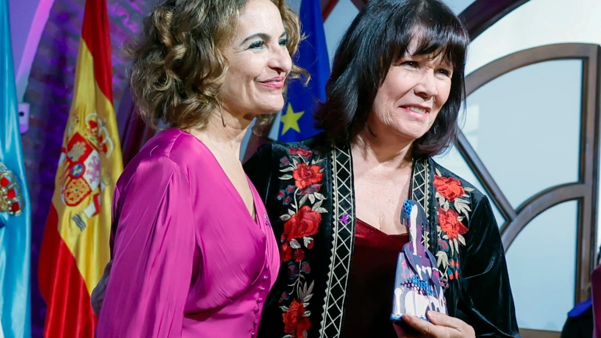 LEBRIJA (SEVILLA), 28/11/2025.- La vicepresidenta primera del Gobierno y ministra de Hacienda, María Jesús Montero (c), tras entregar a la expresidenta del PSOE Micaela Navarro (d) uno de los Reconocimientos Menina. que reconocen a personas e instituciones destacadas por su lucha contra la violencia machista, este viernes en el Antiguo Hospital de la Misericordia en Lebrija (Sevilla). EFE/ Jose Manuel Vidal