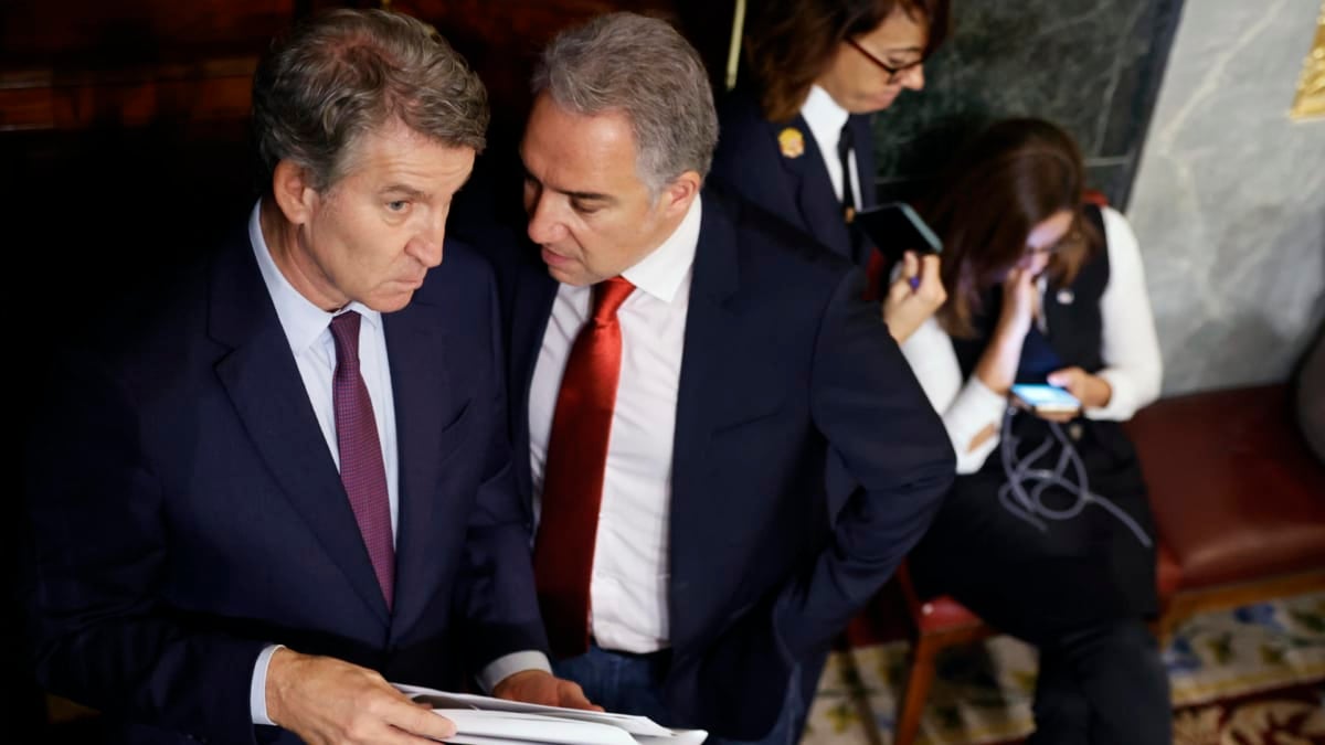 El presidente del PP, Alberto Núñez Feijóo, y el diputado y vicesecretario de Coordinación y Análisis Electoral de Génova, Elías Bendodo, este jueves en el Congreso