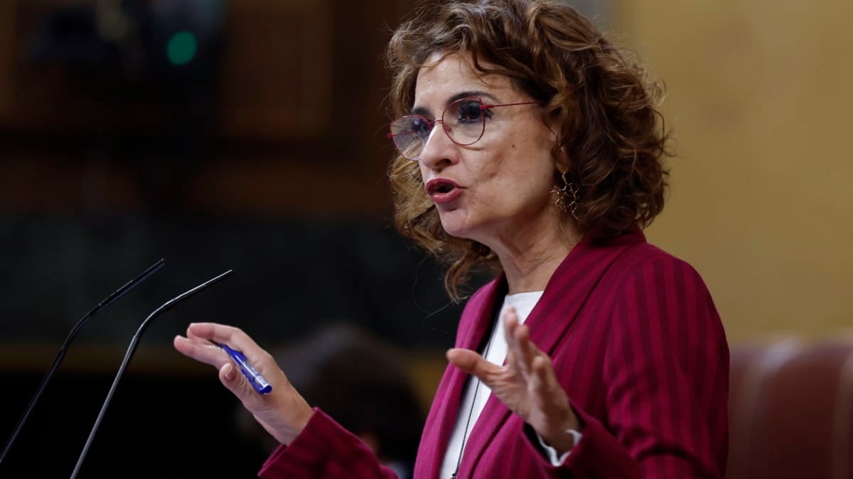 MADRID, 27/11/2025.- La vicepresidenta primera y Ministra de Hacienda y de Función Pública, María Jesús Montero interviene en el pleno del Congreso que este jueves debate y vota la senda de déficit público para el periodo 2026-2028, paso previo a la presentación de los Presupuestos de 2026, que será vetada y devuelta al Gobierno con los votos de PP, Vox y Junts. EFE/Chema Moya