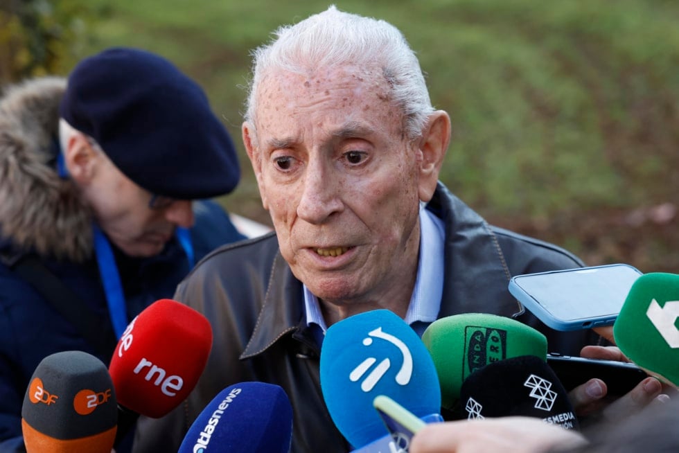 GERNIKA (BIZKAIA) 28/11/2025.- Emilio Aperribai, superviviente del bombardeo de Gernika, hace declaraciones a los medios en Gernika, Bizkaia este viernes donde el presidente alemán Frank-Walter Steinmeier participará junto al rey Felipe VI en una ofrenda floral en memoria de las víctimas del bombardeo de esta localidad vizcaína durante la Guerra Civil. EFE/ Miguel Toña