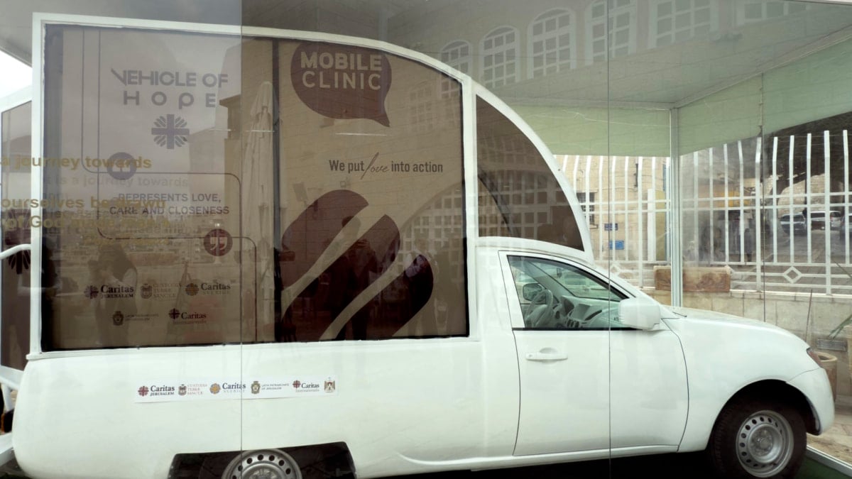 Israel impide el acceso a Gaza del papamóvil de Francisco transformado en clínica
