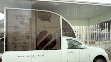 Israel impide el acceso a Gaza del papamóvil de Francisco transformado en clínica