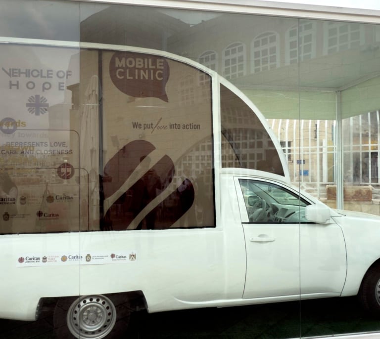 Israel impide el acceso a Gaza del papamóvil de Francisco transformado en clínica