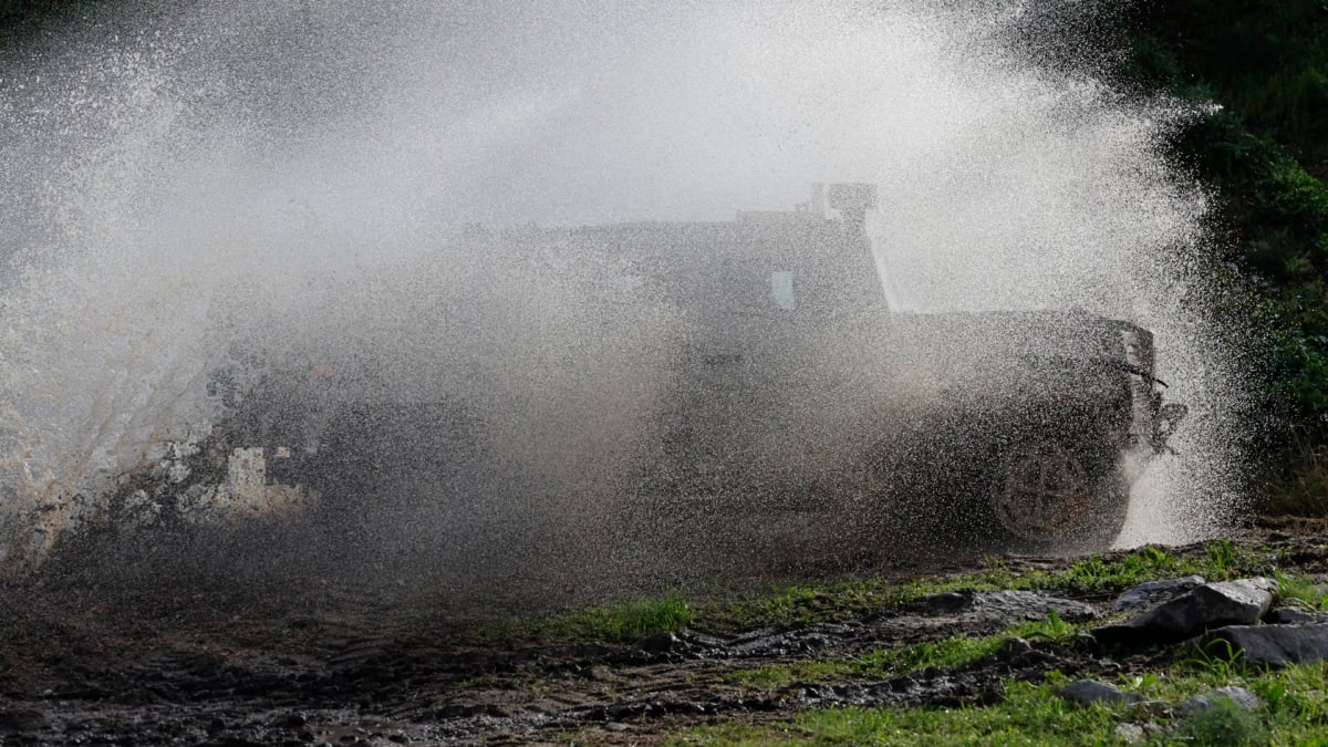 Demostración ddinámica de un vehículo VAMTAde la empresa Urovesa durante la visita de la ministra de Defensa, Margarita Robles (no en la imagen) a la factoría e la empresa en Valga, Pontevedra.
