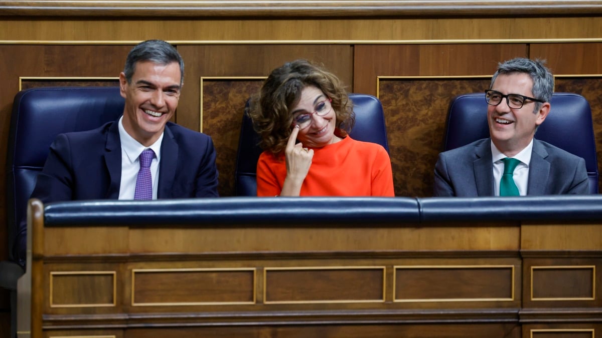 MADRID, 12/11/2025.- El presidente del Gobierno, Pedro Sánchez (i) junto a la vicepresidenta primera, María Jesús Montero, y el ministro de Justicia, Félix Bolaños (d) durante el pleno que celebra este miércoles el Congreso. EFE/ ZIPI ARAGON
