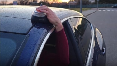 ¿Es verdad que la DGT te va a tener controlado con las balizas V16?