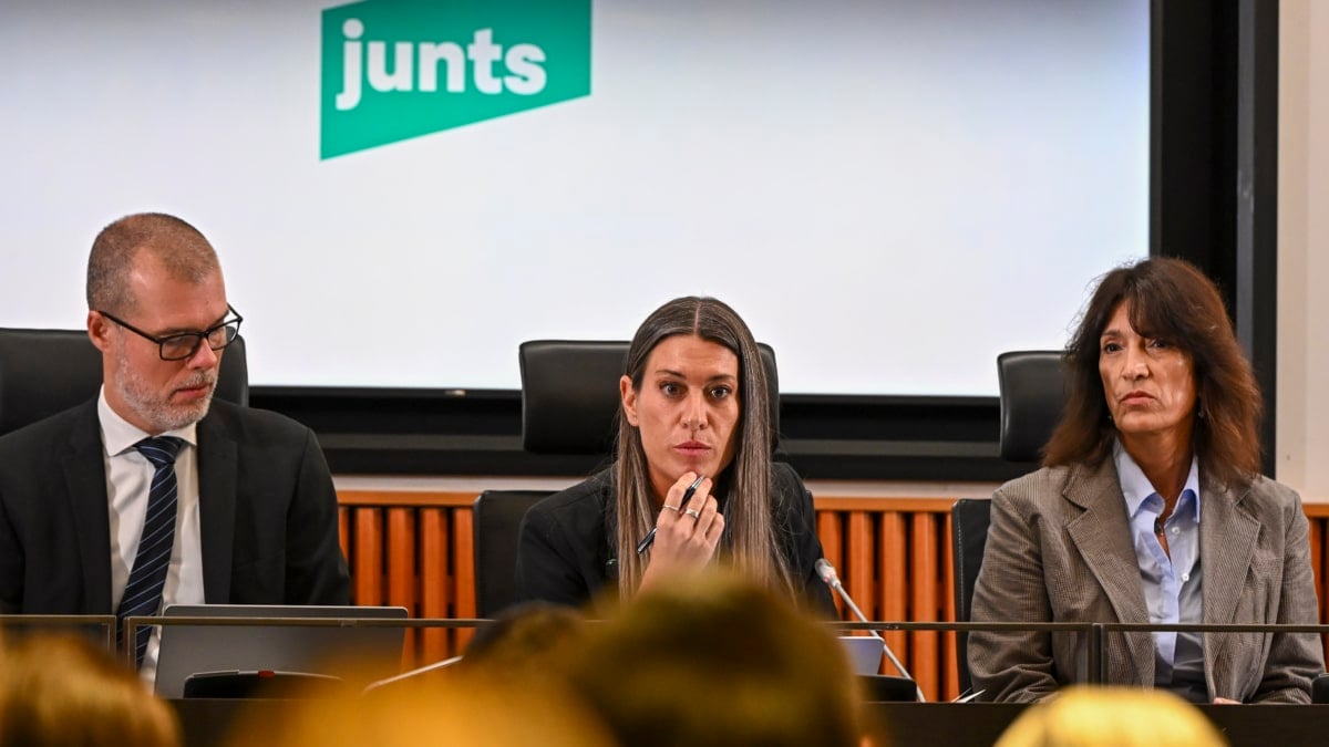 MADRID (ESPAÑA), 06/11/2025.- La portavoz en el Congreso de Junts per Catalunya, Míriam Nogueras (c) junto a los diputados de la formación Josep María Cruset Domènech (i) y Pilar Calvo (d) durante la rueda de prensa de este jueves de Junts en el Congreso para analizar el momento que atraviesa la legislatura. EFE/ Fernando Villar