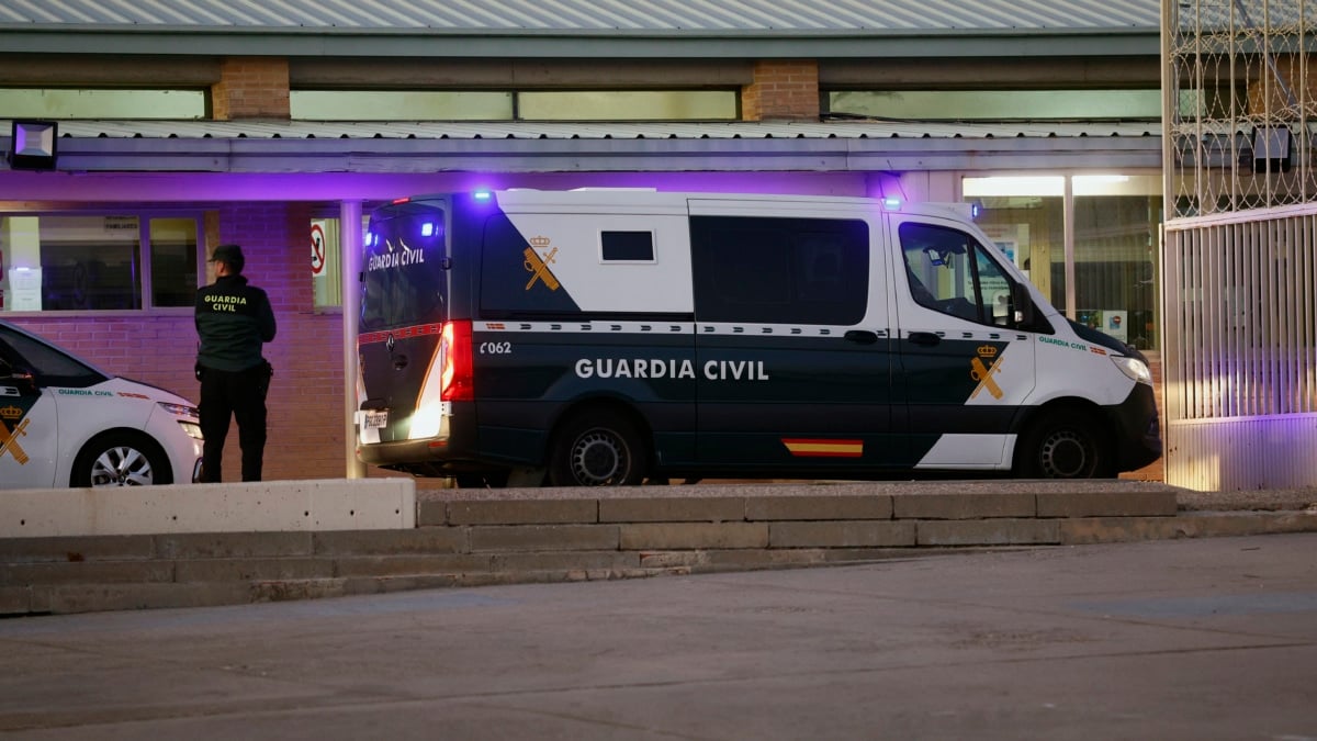SOTO DEL REAL (MADRID), 27/11/2025.- Vista del furgón policial que ha trasladado a José Luis Ábalos y Koldo García para ingresar este jueves en la cárcel de Soto del Real (Madrid). EFE/Rodrigo Jiménez