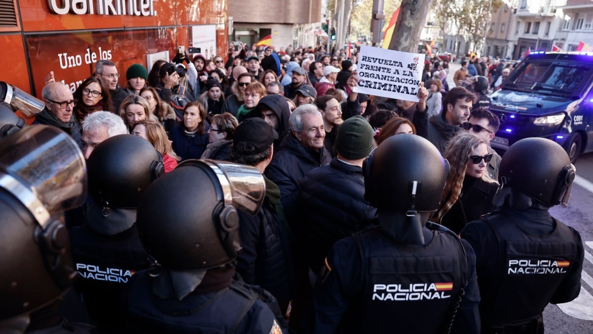 Un detenido en la protesta organizada por Revuelta ante Ferraz