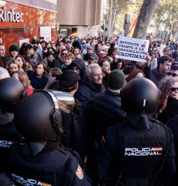 Un detenido en la protesta organizada por Revuelta ante Ferraz