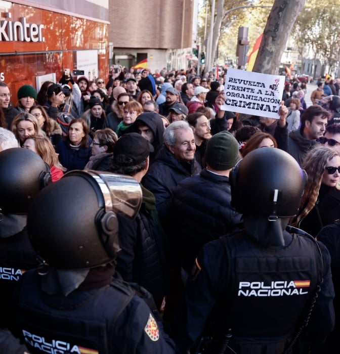 Un detenido en la protesta organizada por Revuelta ante Ferraz