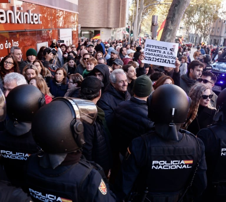 Un detenido en la protesta organizada por Revuelta ante Ferraz