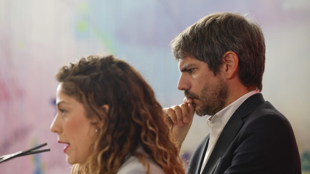 El ministro de Cultura y dirigente de Sumar, Ernest Urtasun junto a la coordinadora de Sumar, Lara Hernández