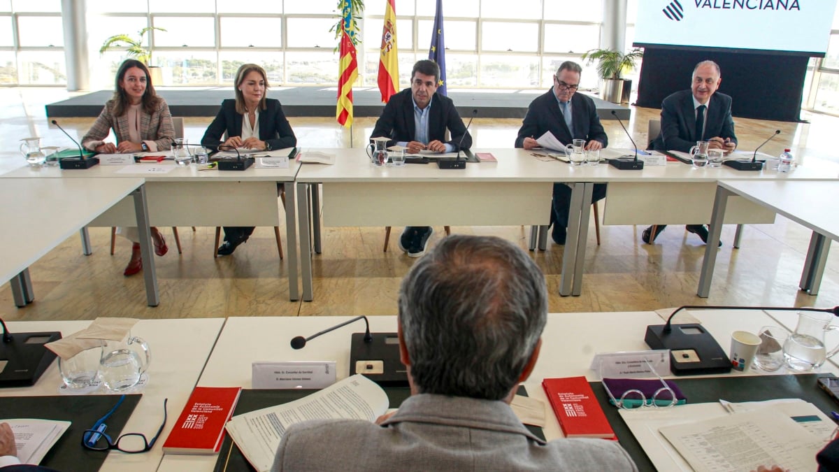 GRAFCVA195. ALICANTE, 04/11/2025.- El president de la Generalitat en funciones, Carlos Mazón, preside la reunión plenaria de su ejecutivo, en la que se hará efectiva el abandono del vicepresidente segundo del Gobierno valenciano, Francisco José Gan Pampols, decisión anunciada semanas atrás tras considerar que estaba encarrilada la labor de reconstrucción después de la dana y antes de conocerse la dimisión de Mazón de este lunes. EFE/Pep Morell