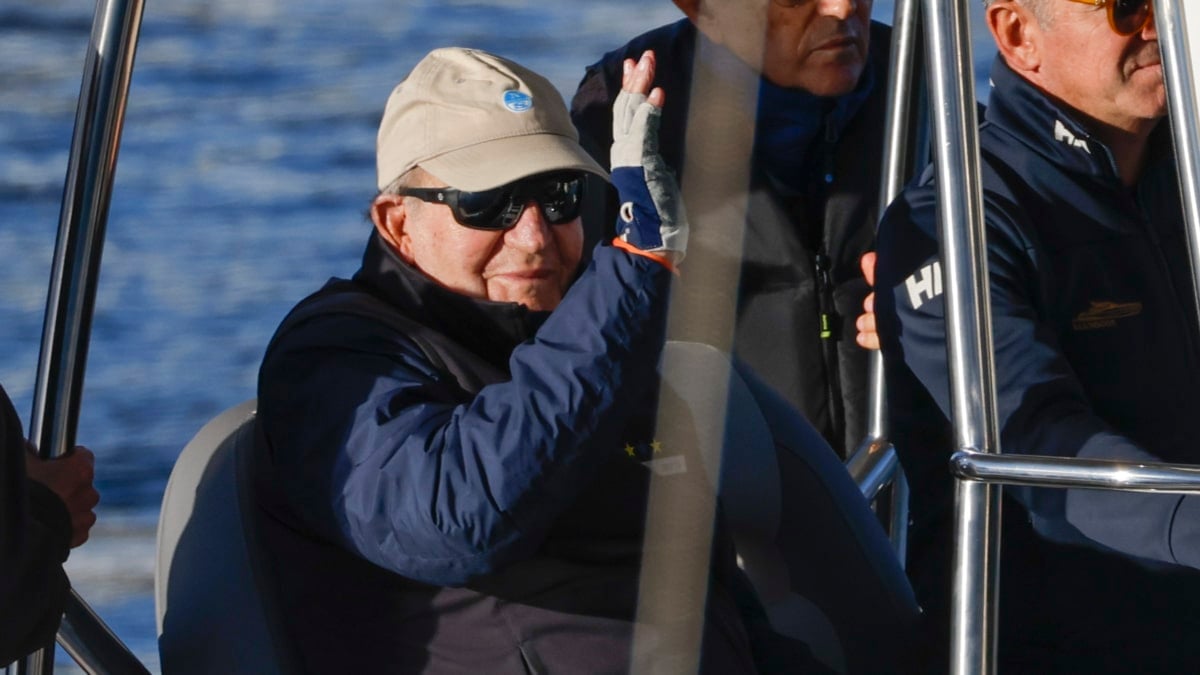 El rey emérito Juan Carlos a su vuelta en un lancha auxiliar durante el Desafío Barceló este sábado, en Sanxenxo.