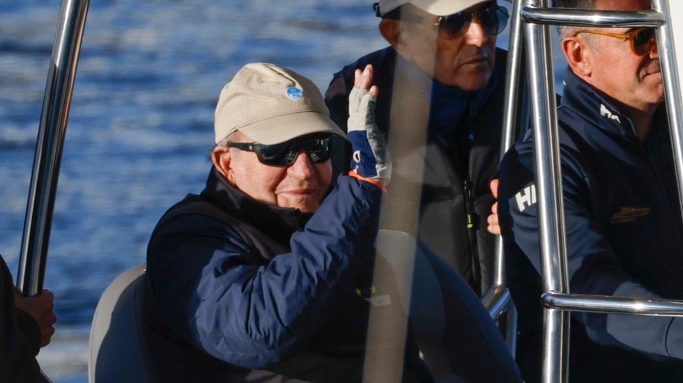Las fotos del rey Juan Carlos navegando en Sanxenxo tras el percance del 'Bribón'