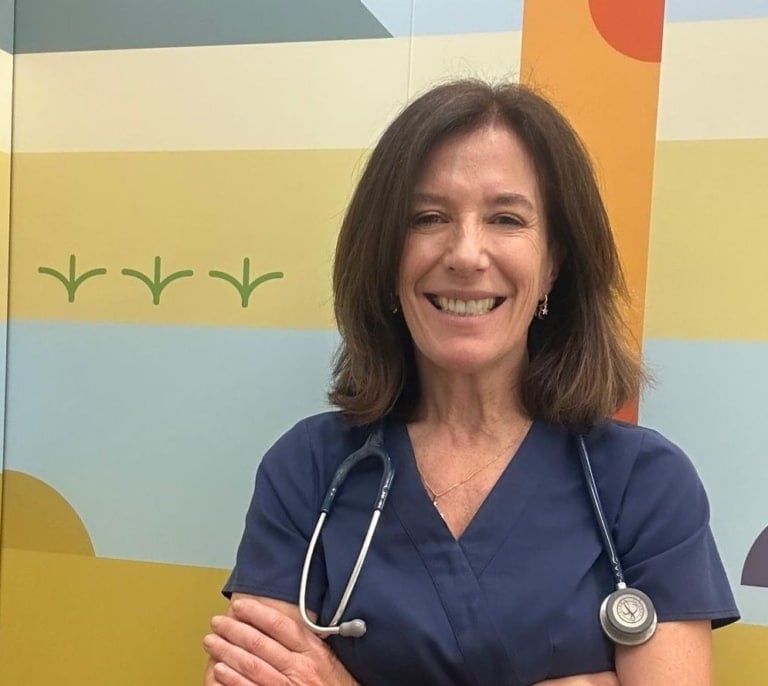 Doctora María José Lirola: “La artritis idiopática juvenil es tan frecuente como la diabetes, pero mucho menos conocida”