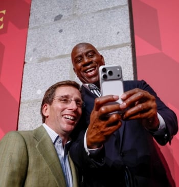 Ayuso no está recuperada de la "indisposición" y se ausenta del acto [...]