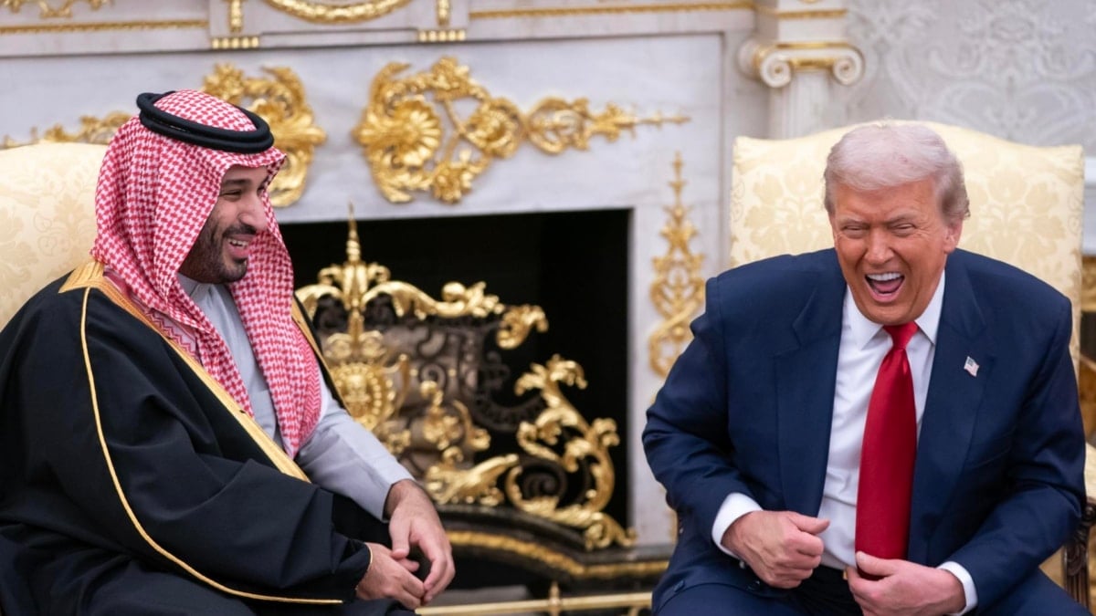 Mohammed bin Salman y Donald Trump se ríen en la Casa Blanca.,