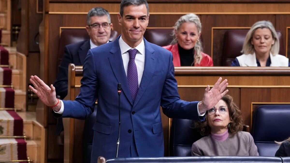 MADRID (ESPAÑA), 26/11/2025.- El presidente del Gobierno, Pedro Sánchez responde en la sesión de control celebrada este miércoles Congreso de los Diputados, Madrid. EFE/Borja Sánchez-Trillo