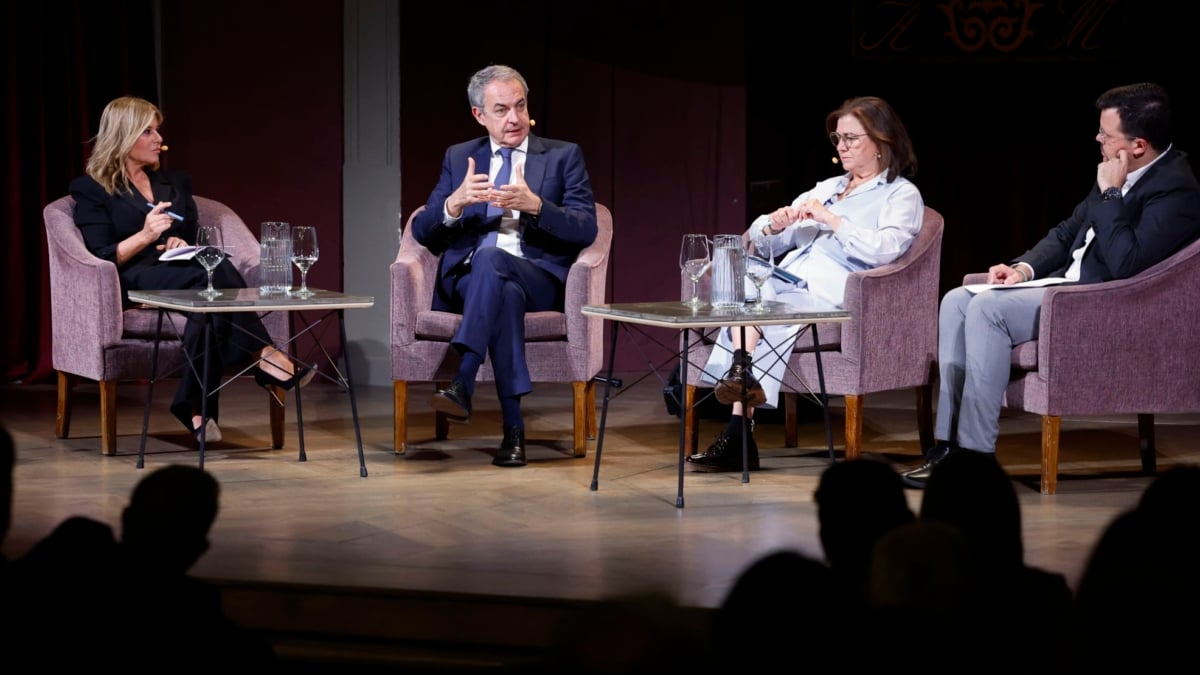 MADRID, 03/11/2025.- El expresidente del Gobierno José Luis Rodríguez Zapatero (2i) durante el desayuno informativo que protagoniza este lunes en Madrid. EFE/Chema Moya