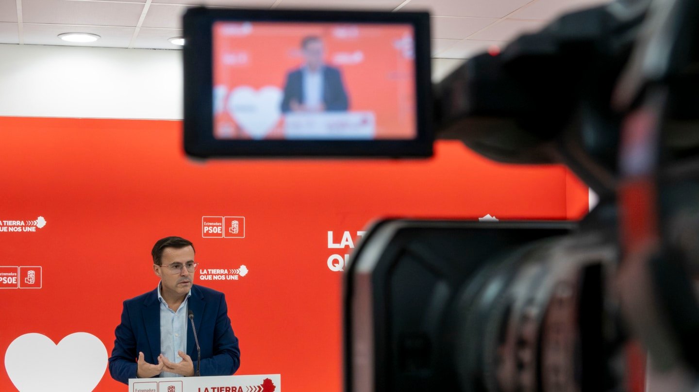 MÉRIDA (BADAJOZ), 07/11/2025.- El candidato del PSOE a la presidencia de la Junta de Extremadura, Miguel Ángel Gallardo, ofrece una rueda de prensa tras mantener una reunión con las cinco organizaciones sindicales con representación en la Mesa Sectorial de Educación Pública no Universitaria de Extremadura (PIDE, CSIF, ANPE, CCOO y UGT). EFE/Jero Morales