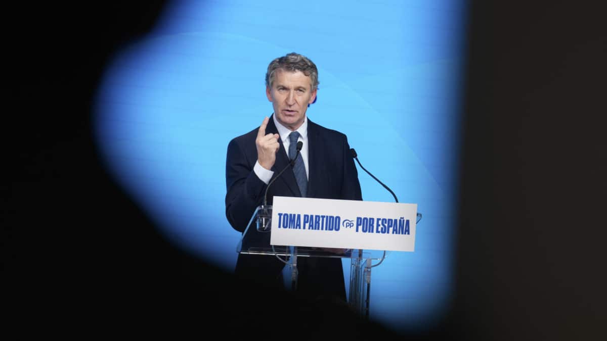 El presidente del PP, Alberto Núñez Feijóo, este lunes en un acto por el Día Internacional para la Eliminación de la Violencia contra la Mujer, en Génova