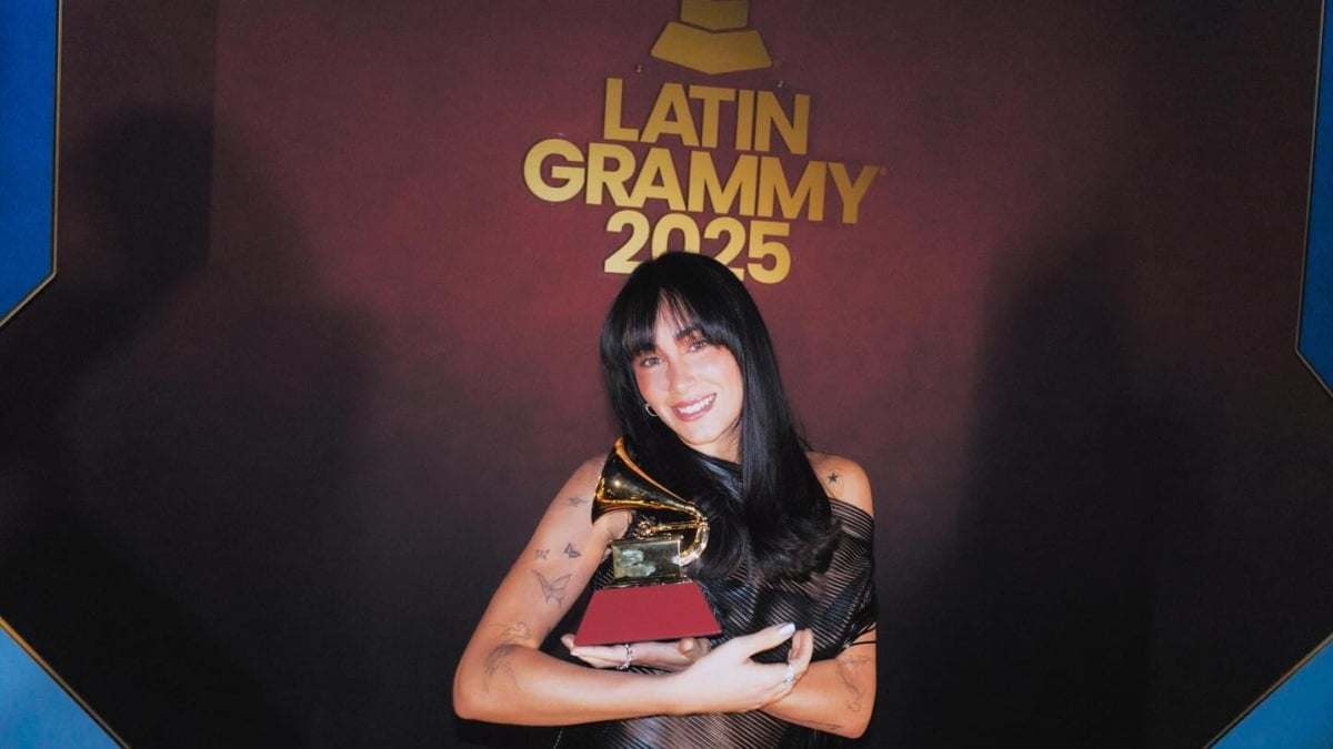 La cantante Aitana recibiendo su primer Latin Grammy