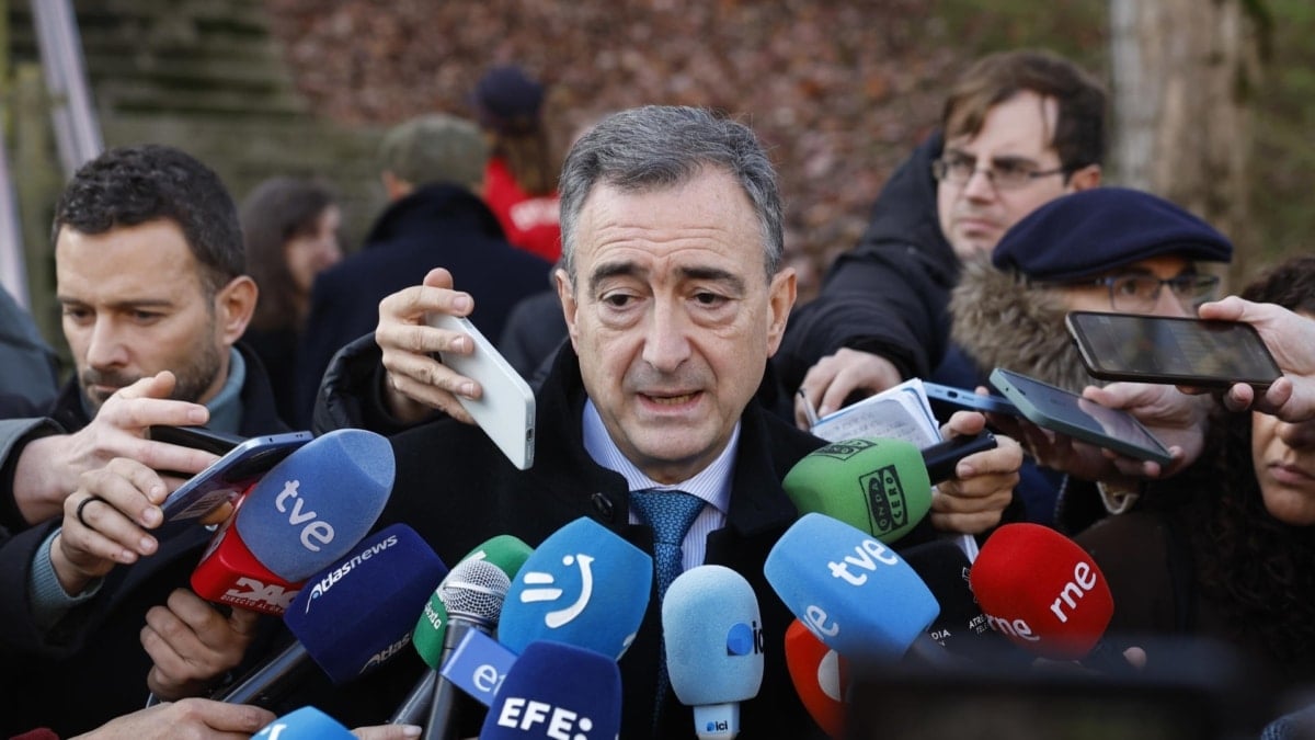 Aitor Esteban habla ante los medios a la puerta del cementerio de Gernika.