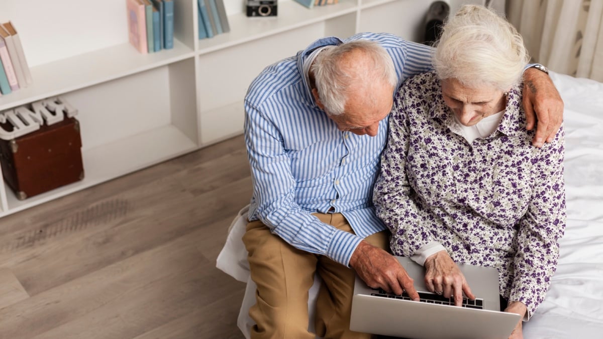Pareja de ancianos con ordenador