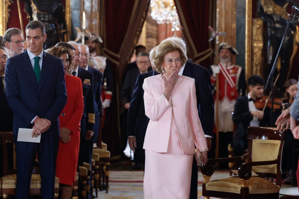 MADRID, 21/11/2025.- El presidente del Gobierno Pedro Sánchez, y la reina Sofía, durante el acto de conmemoración del 50 aniversario de restauración de la monarquía, este viernes en el palacio Real en Madrid. La reina Sofía, el expresidente del Gobierno Felipe González y los padres de la Constitución Miquel Roca y Miguel Herrero reciben este viernes de manos del rey Felipe VI el Toisón de Oro, la más alta distinción que concede la Casa Real española y cuya historia se remonta a casi 600 años. EFE/JJ Guillén