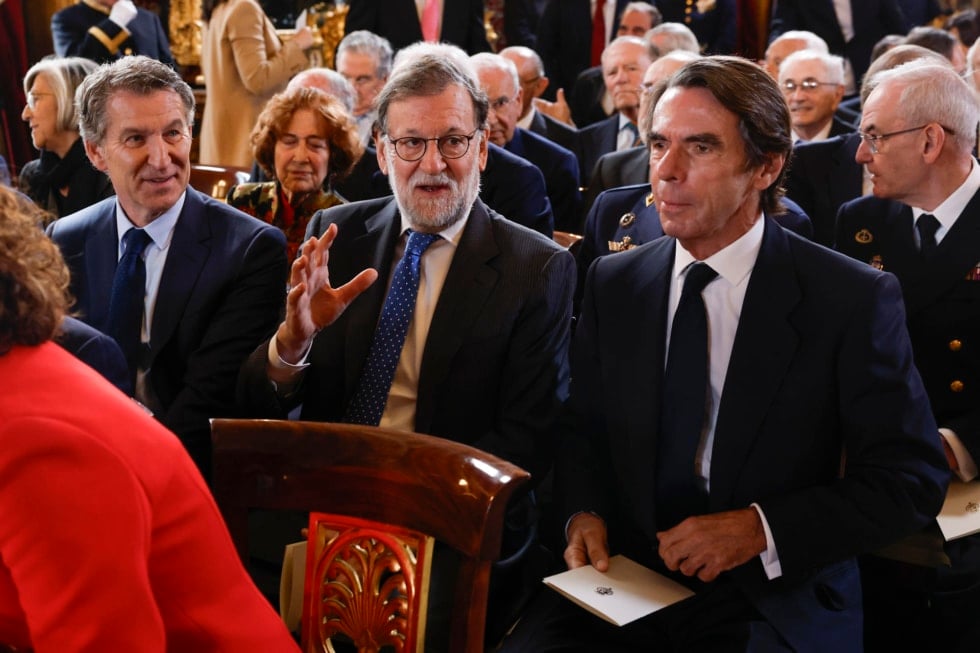 MADRID, 21/11/2025.- El ex presidente José María Aznar, el ex presidente Mariano Rajoy, y el líder del PP Alberto Nuñez Feijóo, el acto de conmemoración del 50 aniversario de restauración de la monarquía, este viernes en el palacio Real en Madrid. La reina Sofía, el expresidente del Gobierno Felipe González y los padres de la Constitución Miquel Roca y Miguel Herrero reciben este viernes de manos del rey Felipe VI el Toisón de Oro, la más alta distinción que concede la Casa Real española y cuya historia se remonta a casi 600 años. EFE/JJ Guillén POOL