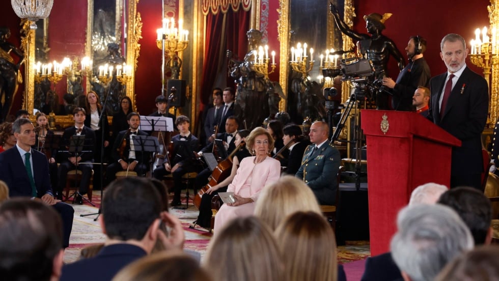 MADRID, 21/11/2025.- El rey Felipe VI, la reina Sofía, y el presidente del gobierno Pedro Sánchez, durante el acto de conmemoración del 50 aniversario de restauración de la monarquía, este viernes en el palacio Real en Madrid. La reina Sofía, el expresidente del Gobierno Felipe González y los padres de la Constitución Miquel Roca y Miguel Herrero reciben este viernes de manos del rey Felipe VI el Toisón de Oro, la más alta distinción que concede la Casa Real española y cuya historia se remonta a casi 600 años. EFE/JJ Guillén POOL
