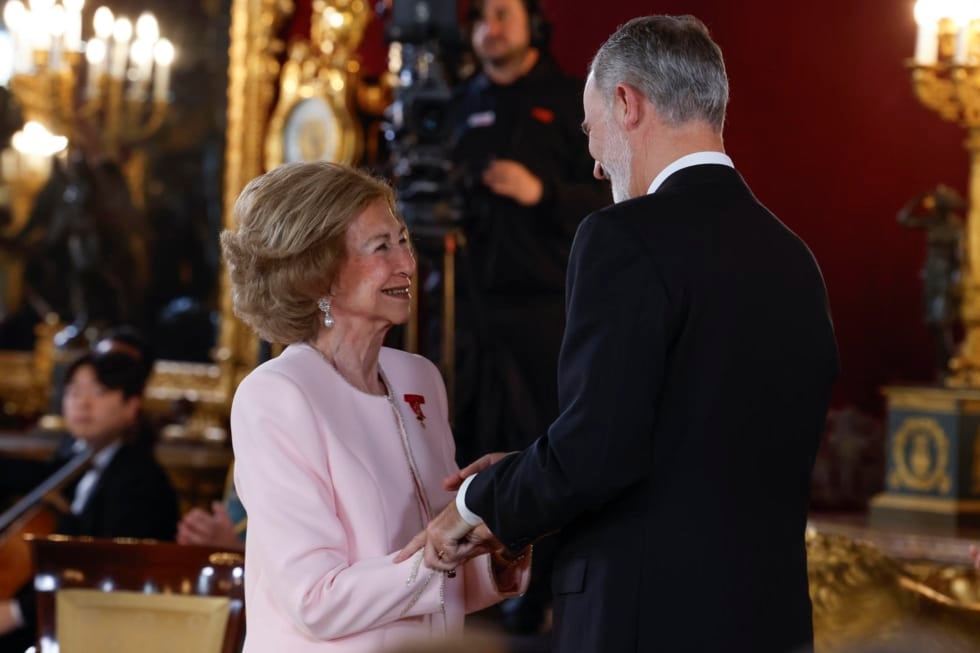 MADRID, 21/11/2025.- El rey Felipe impone el Toisón de Oro a su madre la reina Sofía, durante el acto de conmemoración del 50 aniversario de restauración de la monarquía, este viernes en el palacio Real en Madrid. La reina Sofía, el expresidente del Gobierno Felipe González y los padres de la Constitución Miquel Roca y Miguel Herrero reciben este viernes de manos del rey Felipe VI el Toisón de Oro, la más alta distinción que concede la Casa Real española y cuya historia se remonta a casi 600 años. EFE/JJ Guillén